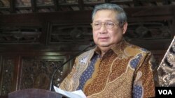 Mantan Presiden Susilo Bambang Yudhoyono dalam konferensi pers di rumahnya, Puri Cikeas, Bogor hari Selasa (25/10) soal dokumen TPF Kasus Munir. (Fathiyah Wardah/VOA)
