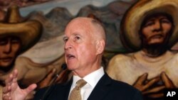 Jerry Brown dijo que haría lo posible para asegurar que California haga su parte para albergar a niños inmigrantes.