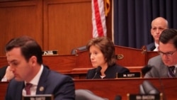美國聯邦眾議員哈茨勒爾(Vicky Hartzler)（中）在聽證會上質詢軍方官員（美國之音黎堡2020年2月26日攝）