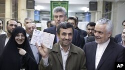 Iran's President Mahmoud Ahmadinejad (l) and Vice-President Mohammad Reza Rahimi, in Tehran. (File photo).