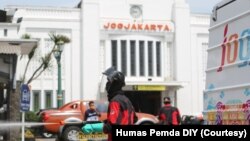 Petugas dari BPBD DIY melakukan penyemprotan desinfektan di kawasan Stasiun Tugu, Yogyakarta, 22 Maret 2020. (Foto: Courtesy/Humas Pemda DIY)