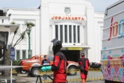 Petugas dari BPBD DIY melakukan penyemprotan desinfektan di kawasan Stasiun Tugu, Yogyakarta, 22 Maret 2020. (Foto: Courtesy/Humas Pemda DIY)