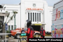 Petugas dari BPBD DIY melakukan penyemprotan desinfektan di kawasan Stasiun Tugu, Yogyakarta, 22 Maret 2020. (Foto: Courtesy/Humas Pemda DIY)