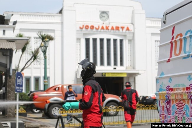 Petugas dari BPBD DIY melakukan penyemprotan desinfektan di kawasan Stasiun Tugu, Yogyakarta, 22 Maret 2020. (Foto: Courtesy/Humas Pemda DIY)