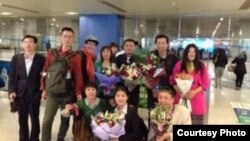 唐吉田（站右2） 王成（站右3）返回北京受到网友欢迎 (网络图片)