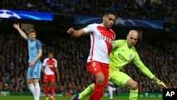 Radamel Falcao de Monaco en duel avec le gardien de Manchester City, Willy Caballero, lors du match aller entre Manchester City et Monaco, au stade Etihad de Manchester, en Angleterre, 21 février 2017.