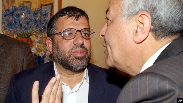 Foto de archivo de 2005 de Hassan Yousef (izquierda), uno de los fundadores del grupo Hamas, que fue arrestado por el ejército israelí.