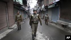 Tentara India berpatroli di wilayah Srinagar, India (15/2). Pihak berwenang India mencabut jam malam di seluruh wilayah Kashmir India, yang mulai berlaku Sabtu (16/2).