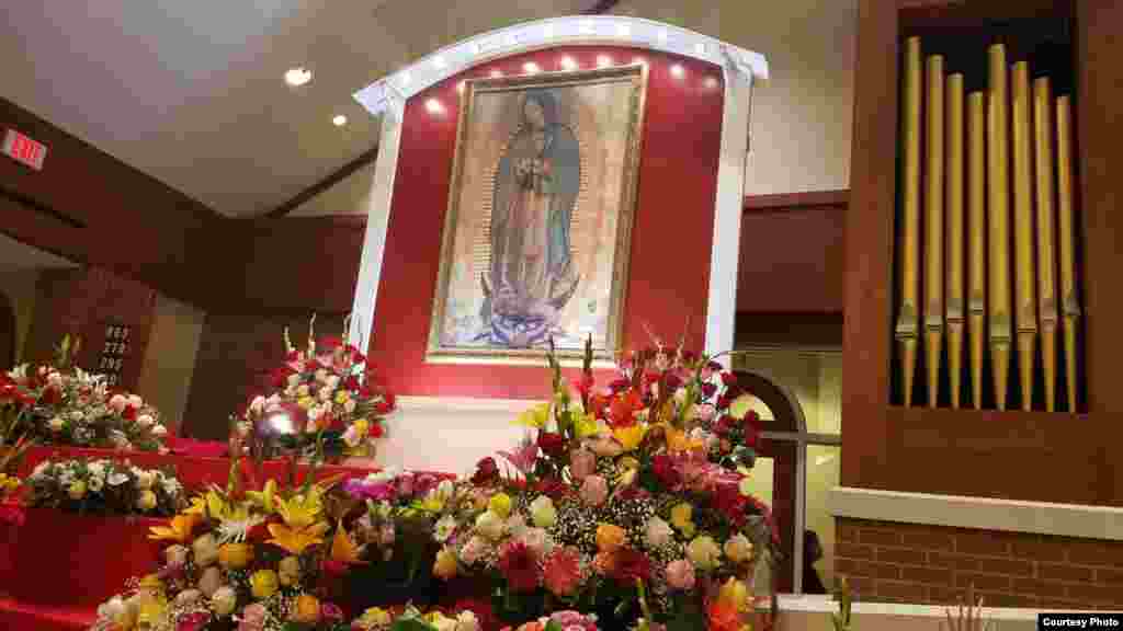 Las celebraciones de la Virgen de Guadalupe se celebran el 12 de diciembre. Esta imagen es de una iglesia local en Virginia.&nbsp; Foto: Mitzi Macias- VOA