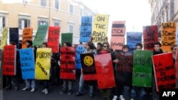 Những người biểu tình chống chủ nghĩa tư bản đã tiến hành các cuộc tuần hành khắp thế giới để phản đối sự quá đà của hệ thống tài chính toàn cầu.