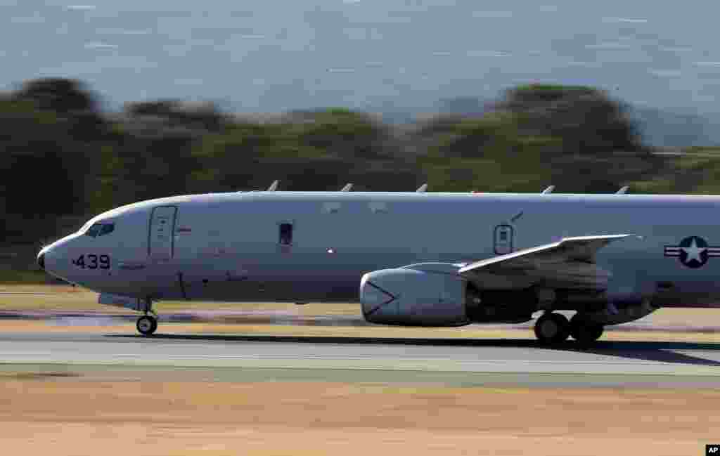 Máy bay P-8 Poseidon của hải quân Mỹ cất cánh từ sân bay Perth để tìm kiếm máy bay Malaysia mất tích, ngày 10/4/2014.