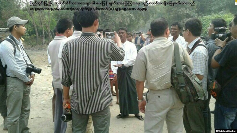 အသတ္ခံရခဲ့ရတဲ့ သတင္း မီဒီယာေတြ နဲ႔ေတြ႔ခဲ့ သူ ေမာင္ေတာေဒသခံ မူဆလင္ေက်းရြာသား
(သတင္းဓာတ္ပံု- State Counsellor Office Information Committee )