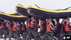 FILE - Navy SEAL trainees carry inflatable boats at the Naval Amphibious Base Coronado in Coronado, California, May 14, 2009. Navy SEAL teams don’t have enough combat rifles to go around, according to SEALs who have confided in Rep. Duncan Hunter, R-Calif.