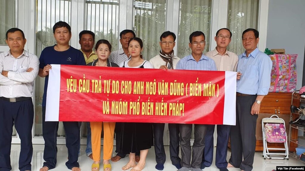 Người dân Việt Nam kêu gọi trả tự do cho nhà báo Ngô Văn Dũng và nhóm Hiến Pháp. Chính phủ Mỹ hôm 13/8 nêu quan ngại "sâu sắc" về bản án 40 năm tù mà chính quyền Việt Nam tuyên cho 8 thành viên của nhóm Hiến Pháp mới đây.