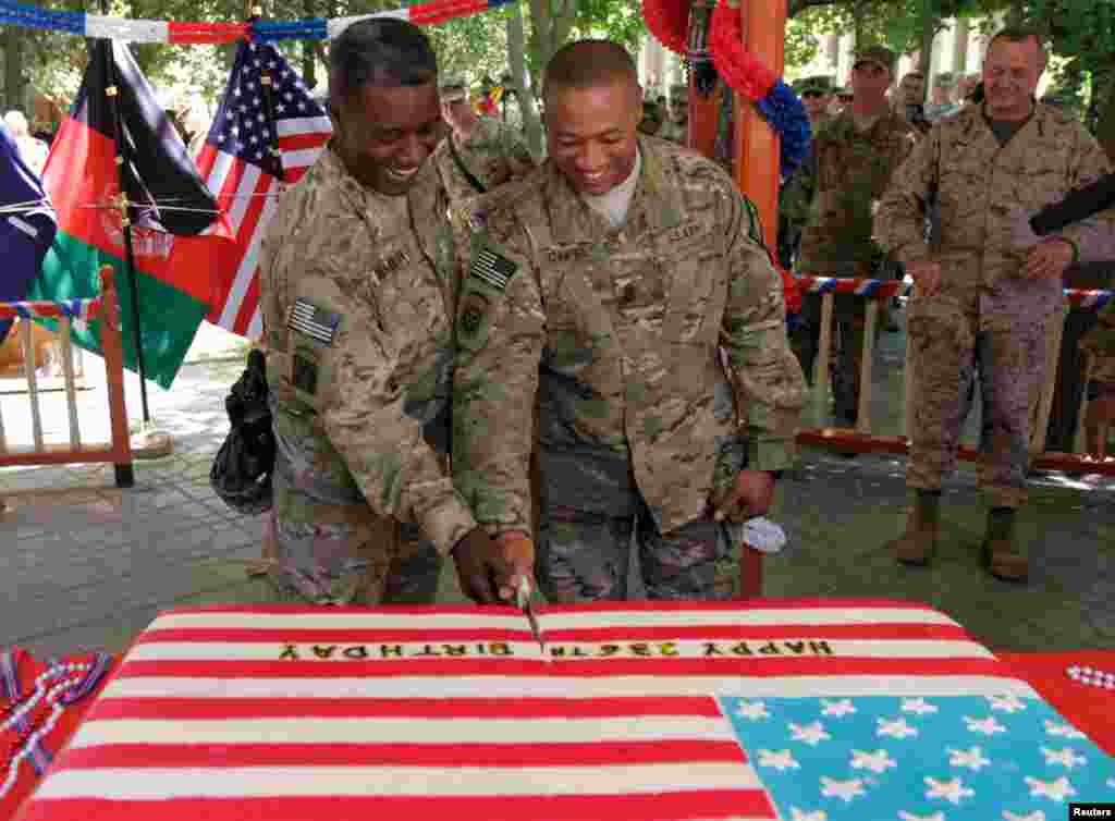 Tentara Amerika memotong kue perayaan Hari Kemerdekaan Amerika di Kabul, 4 Juli 2012.