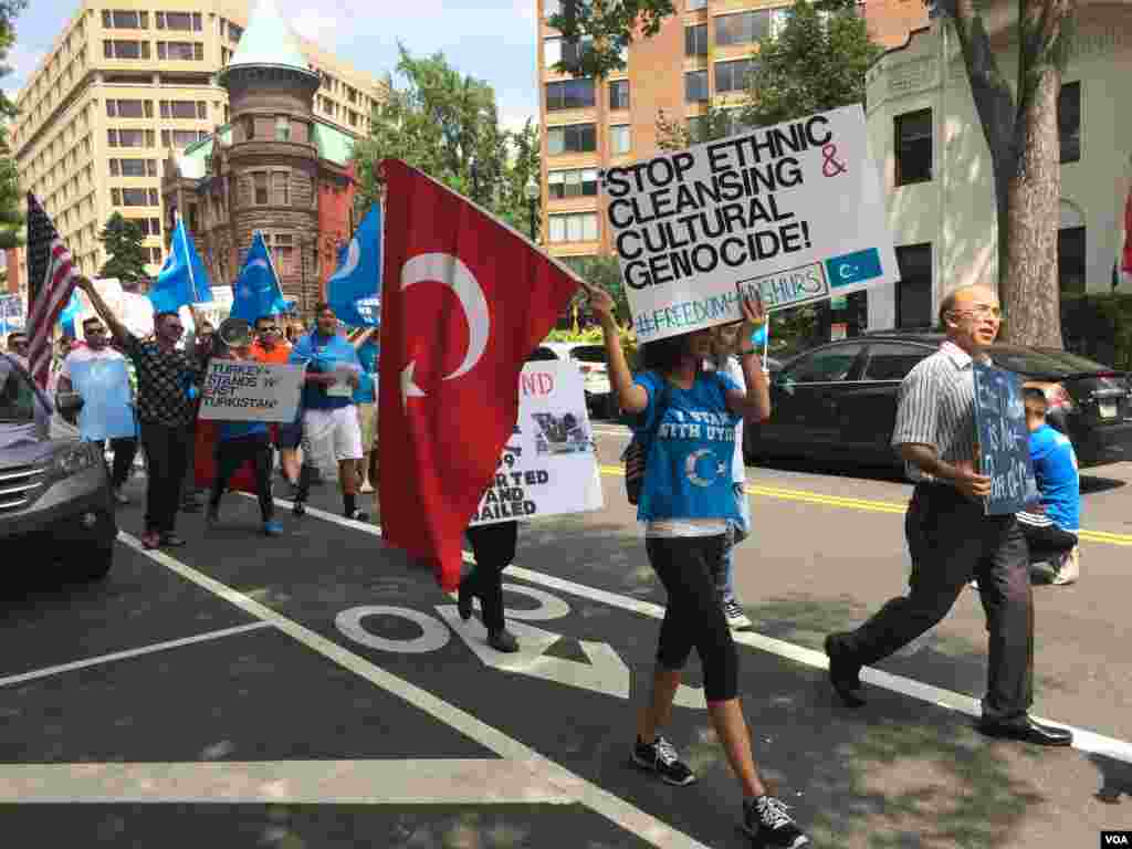 2015年7月12日维吾尔人和支持者在美国首都华盛顿街头游行并聚集在泰国驻美大使馆前抗议泰国把100余名维吾尔人强行递解回中国。（美国之音乌兹别克语组拍摄）