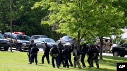 Policías fuertemente armados buscan a los dos prisioneros que escaparon de la prisión cerca de Dannemora, Nueva York.