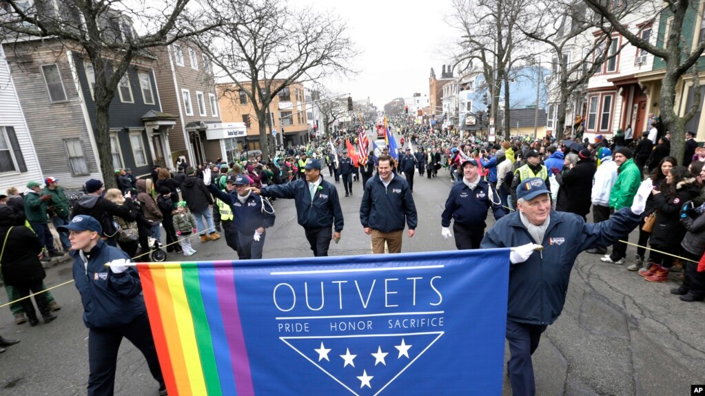 资料照片：同性恋退伍军人在波士顿参加圣帕特里克节游行。(2015年3月15日)(photo:VOA)