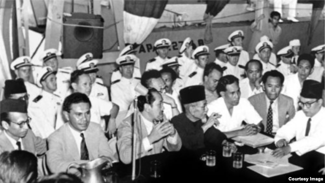 Ali Sastroamidjojo ketika mengikuti perundingan Indonesia-Belanda di atas kapal perang Renville tahun 1948 (foto: Arsip Nasional Belanda).