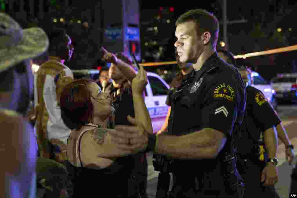 Polis kütləni sakitləşdirməyə çalışır. Dallas, 7 iyul, 2016.