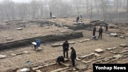 지난 2009년 북한의 개성 고려궁성 '만월대'에 대한 제3차 남북 공동발굴조사가 실시된 가운데, 남북조사원들이 공동 발굴작업을 벌이고 있다. (자료사진)