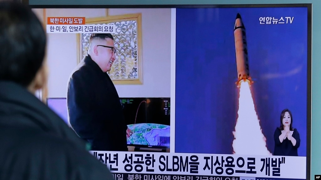 Un hombre, en la estación de trenes de Seúl, Corea del Sur, observa un programa de noticias en la televisión donde se ven fotos publicadas en el diario norcoreano Rodong Sinmun sobre el lanzamiento de misil "Pukguksong-2" y del líder de Corea del Norte, Kim Jong Un, el lunes, 13 de febrero, de 2017.
