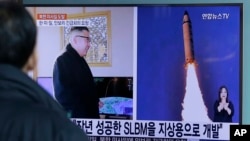 Un hombre, en la estación de trenes de Seúl, Corea del Sur, observa un programa de noticias en la televisión donde se ven fotos publicadas en el diario norcoreano Rodong Sinmun sobre el lanzamiento de misil "Pukguksong-2" y del líder de Corea del Norte, Kim Jong Un, el lunes, 13 de febrero, de 2017.
