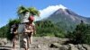 Vulcão Indonésio em riscos de erupção
