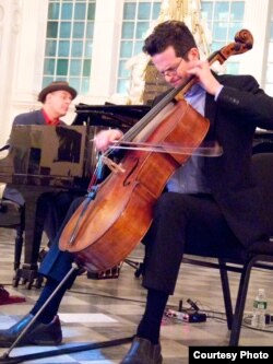 Cellist and composer Noah Hoffeld's work often reimagines Jewish history through a contemporary musical lens. (Photo Credit: Spencer Gordon)