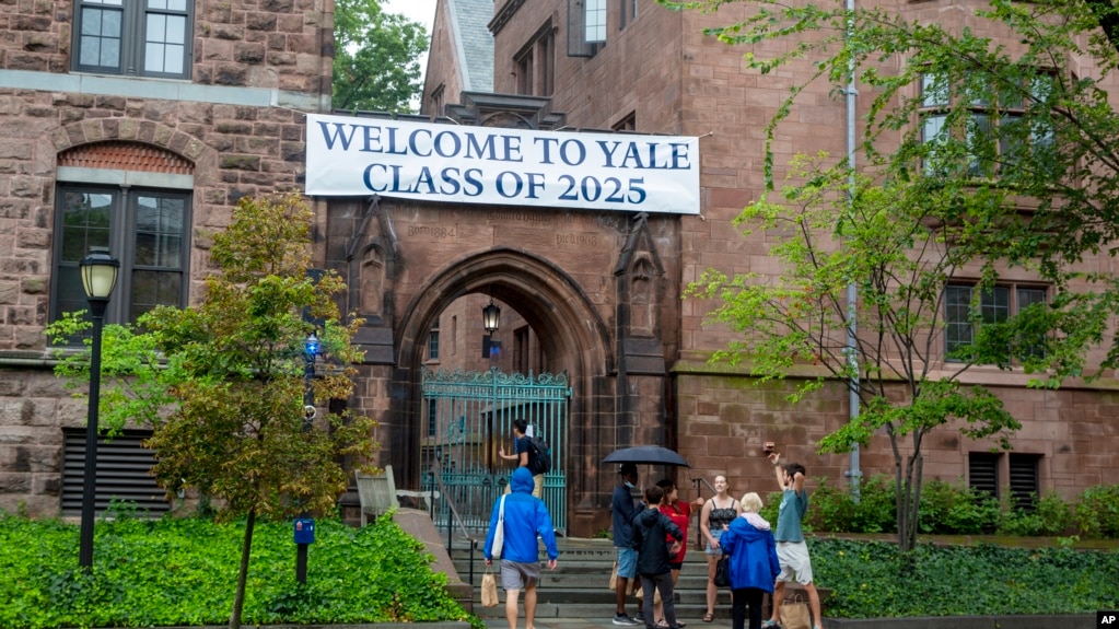 资料照片：位于康涅狄格州纽黑文的耶鲁大学校园张挂着“欢迎耶鲁2025届”的横幅。(2021年8月22日)(photo:VOA)