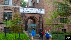 资料照片：位于康涅狄格州纽黑文的耶鲁大学校园张挂着“欢迎耶鲁2025届”的横幅。(2021年8月22日)