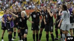 Các nữ tuyển thủ Mỹ mừng trận tứ kết thắng Brazil tại World Cup Bóng đá Nữ 2011, (ảnh tư liệu ngày 10 tháng 7, 2011)