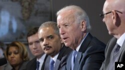 Phó Tổng thống Joe Biden nói rằng vấn đề bạo động bằng súng đòi hỏi hành động “ngay tức khắc” và “khẩn cấp.” (AP Photo/Susan Walsh)