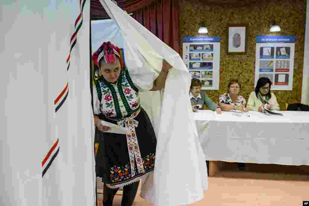 این زن مجارستانی با لباس محلی در انتخابات منطقه&zwnj;ای در این کشور حاضر شده است.&nbsp;