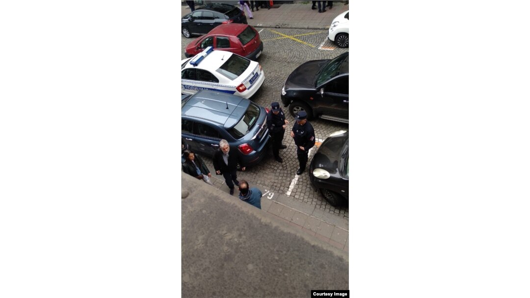 Policija, članovi Jevrejske opštine Beograd i pripadnici privatnog obezbeđenja ispred sedišta JOB-a, nakon lažne dojave o postavljenoj bombi u zgradi JOB-a, u Beogradu, 16. marta 2019. (Foto: Jovani Varon, JOB)