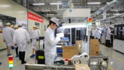 In this file photo of March 6, 2019, a worker works in a cell phone production line during a press tour to the Huawei factory in Dongguan, China. (AP Photo / Kin Cheung, Archive)