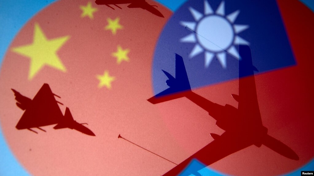 中国和台湾旗帜与战机 (photo:VOA)