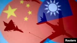 中国和台湾旗帜与战机 