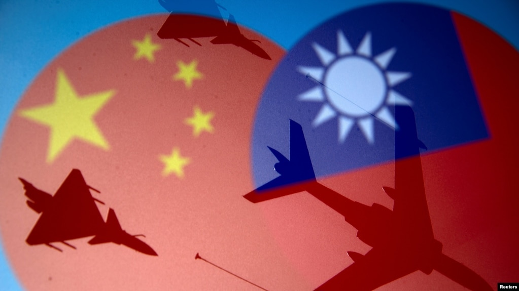 中国和台湾旗帜与战机 