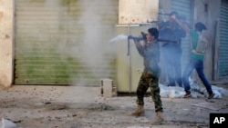 ARSIP – Serdadu Libya menembakkan senjatanya selama bentrokan dengan milisi Islam di Benghazi, Libya, 29 Oktober 2014 (foto: AP Photo/Mohammed El-Sheikhy)