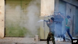 리비아 벵가지에서 정부군이 이슬람 무장단체 ISIL를 향해 포를 발사하고 있다. (자료사진)