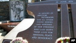 Durante a sua visita a Joanesburgo, Michelle Obama irá visitar o monumento a Hector Peterson, honrando a memória daquele jovem morto no Soweto durante as manifestações anti-apartheid de 1976 .