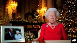 Britanska kraljica Elizabeta snima svoju tradicionalnu božićnu poruku u Vindzorskom zamku, 23. decembra 2021.