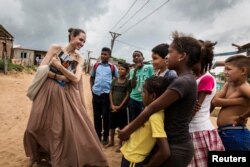 Angelina Jolie visitó durante dos días refugios, colegios y hospitales que atienden a miles de venezolanos que han huido de su país.