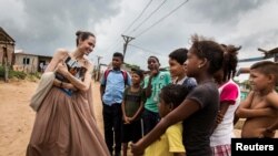 Aktris Hollywood, Angelina Jolie, yang menjadi utusan khusus Badan PBB untuk Urusan Pengungsi (UNHCR) berbicara dengan para pengungsi di Riohacha, Kolombia, 7 Juni 2019. (Foto: UNHCR via Reuters)