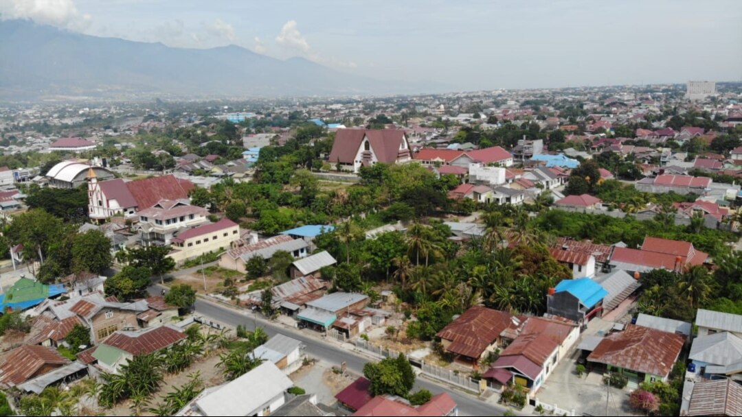 Landmark Kota Palu, Sulawesi Tengah di foto dari Kelurahan Birobuli Selatan, 9 Februari 2020. (Foto: VOA/Yoanes Litha)