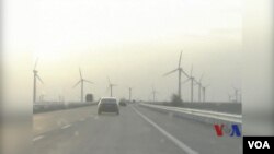 羅爾斯在德克薩斯州的風能發電場。（視頻截圖）