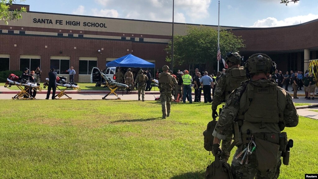 Agentes policiales responden a un tiroteo en la escuela secundaria Santa Fe en el condado Harris, el viernes 18 de mayo de 2018. Foto, cortesÃ­a de la oficina del Alguacil del Condado Harris vÃ­a REUTERS.
