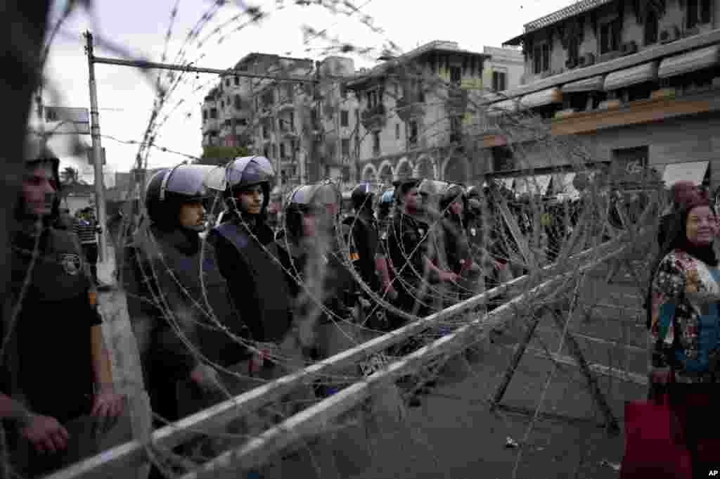 La police anti-&eacute;meute &eacute;gyptienne faisant face aux manifestants devant le palais pr&eacute;sidentiel au Caire, le 4 d&eacute;embre 2012. R