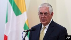 លោក Rex Tillerson រដ្ឋមន្ត្រី​ការបរទេស​អាមេរិក​ថ្លែង​ក្នុង​សន្និសីទ​កាសែត​រួម​មួយ​ជាមួយ​នឹង​លោកស្រី​ អង់សាន ស៊ូជី រដ្ឋមន្ត្រី​ការបរទេស​មីយ៉ាន់ម៉ា នៅ​ក្រសួង​ការបរទេស​ក្នុង​ក្រុង​ណៃពិដោរ ប្រទេស​មីយ៉ាន់ម៉ា កាលពី​ថ្ងៃទី១៥ ខែវិច្ឆិកា ឆ្នាំ២០១៧។